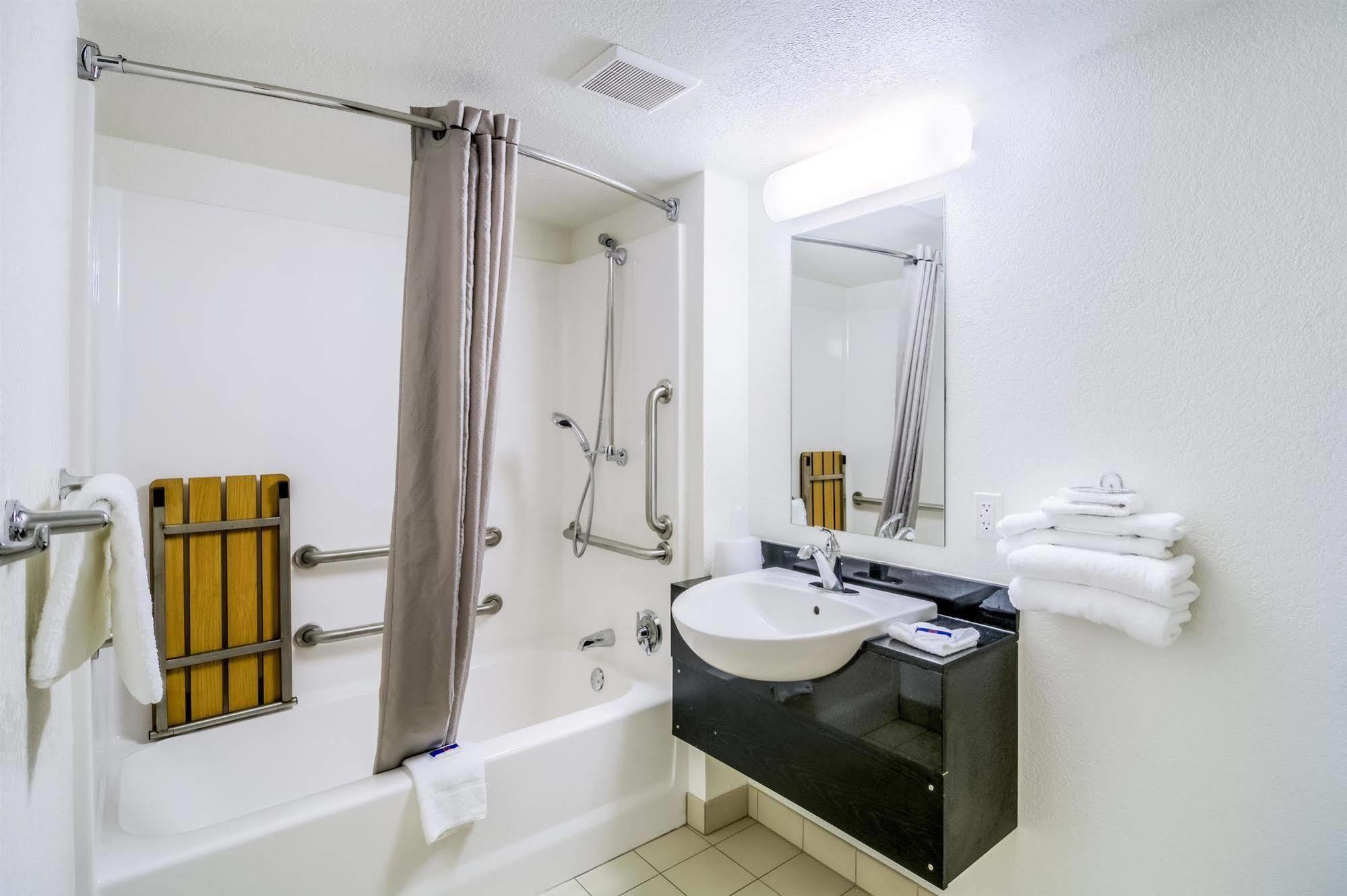 Motel 6 Chicago - Elk Grove Elk Grove Village Bagian luar foto