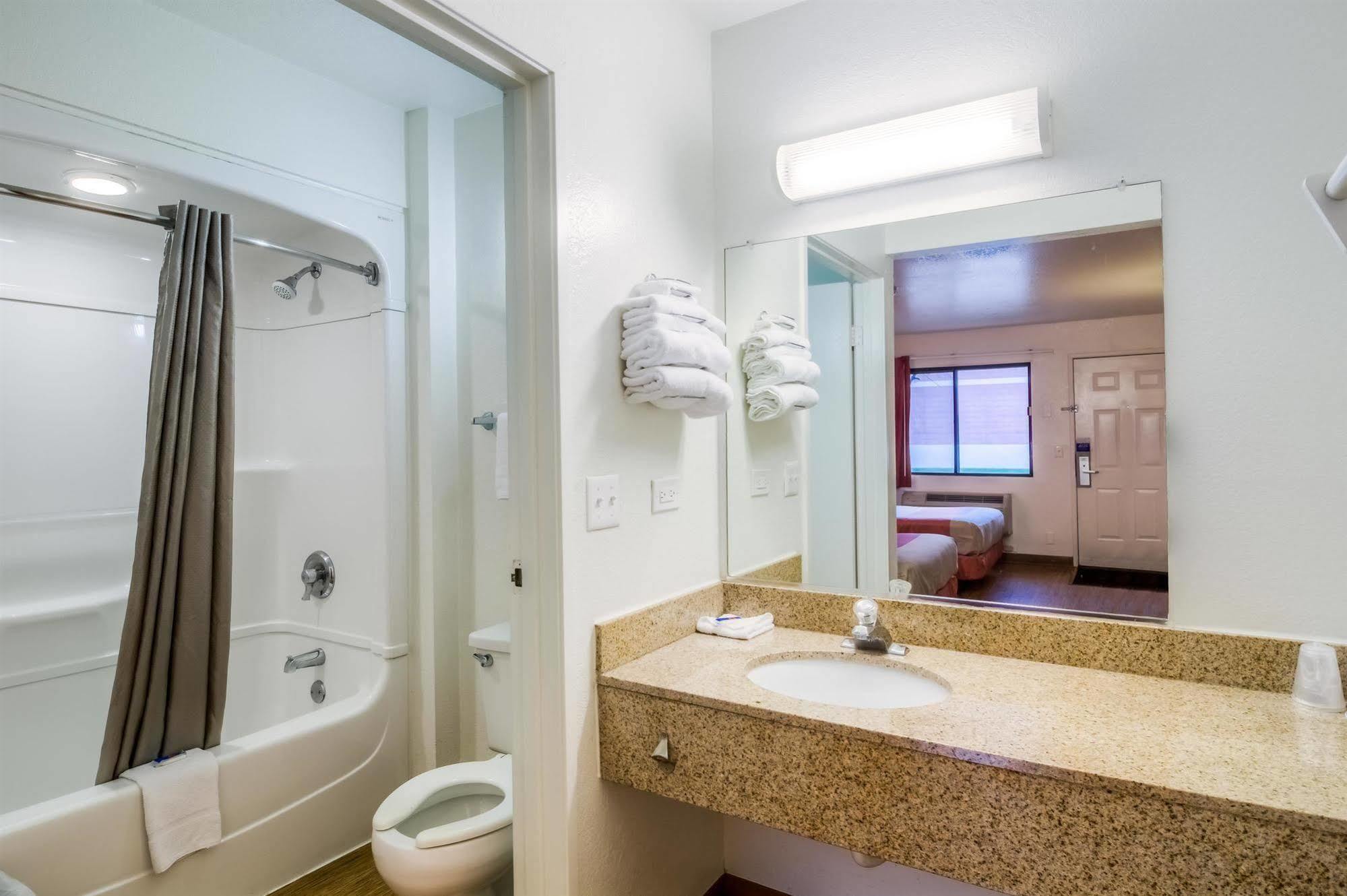 Motel 6 Chicago - Elk Grove Elk Grove Village Bagian luar foto