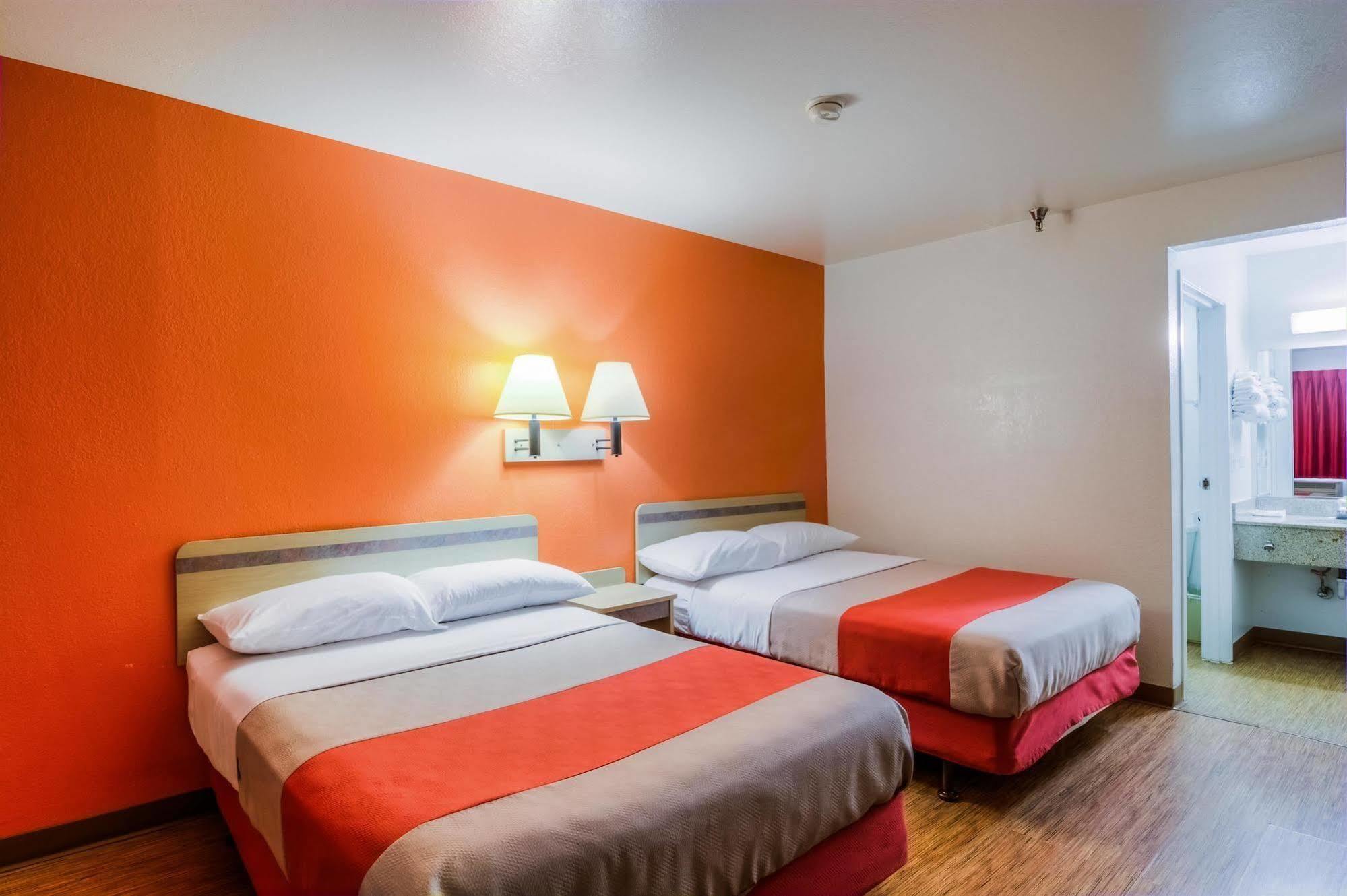 Motel 6 Chicago - Elk Grove Elk Grove Village Bagian luar foto