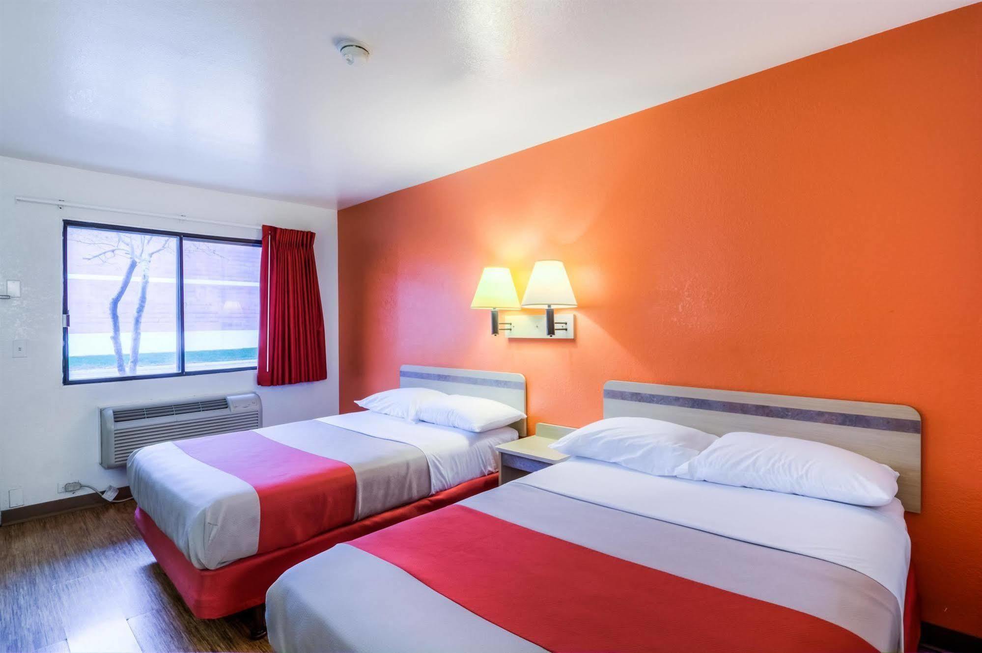 Motel 6 Chicago - Elk Grove Elk Grove Village Bagian luar foto