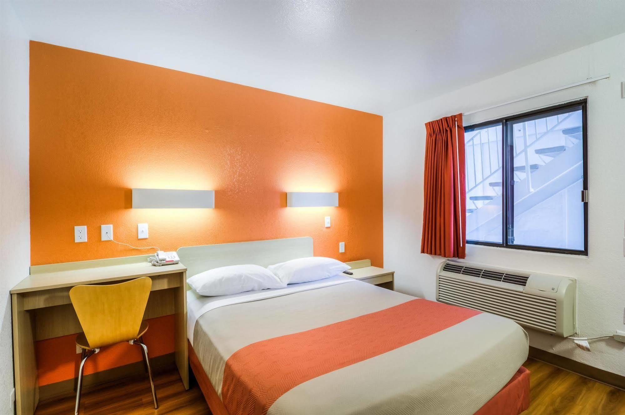 Motel 6 Chicago - Elk Grove Elk Grove Village Bagian luar foto