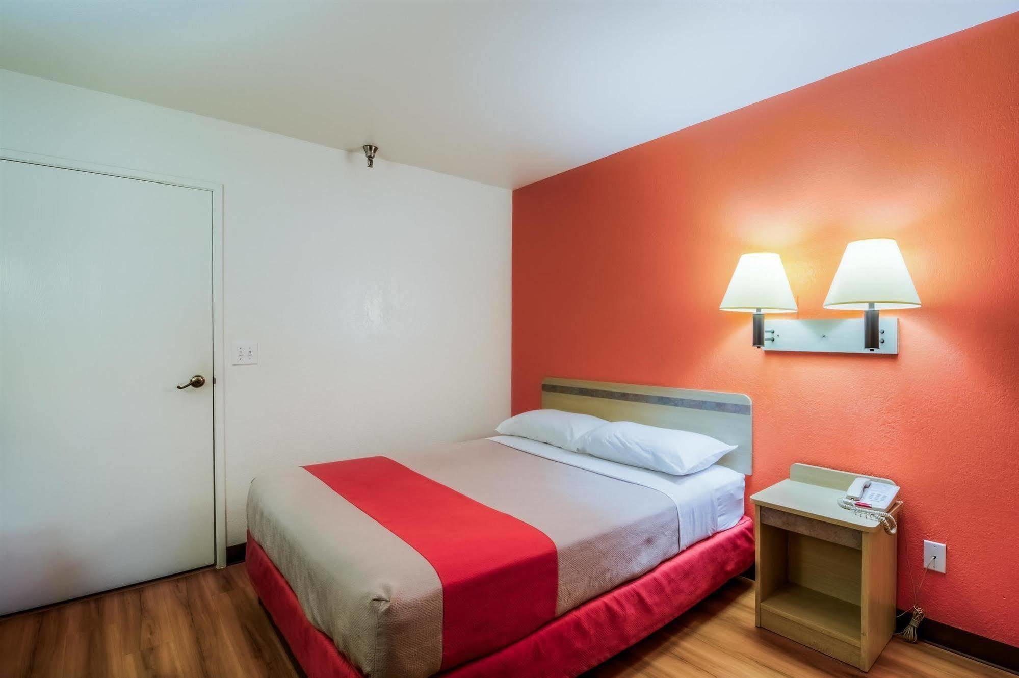 Motel 6 Chicago - Elk Grove Elk Grove Village Bagian luar foto