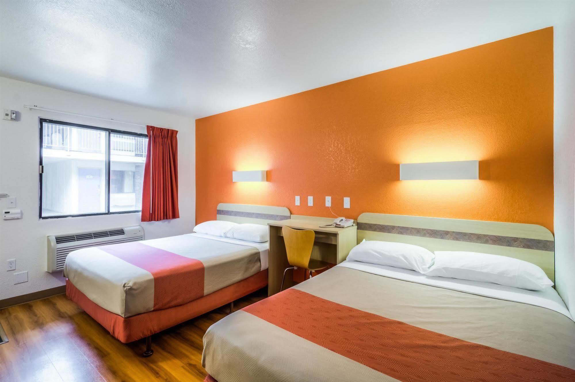 Motel 6 Chicago - Elk Grove Elk Grove Village Bagian luar foto