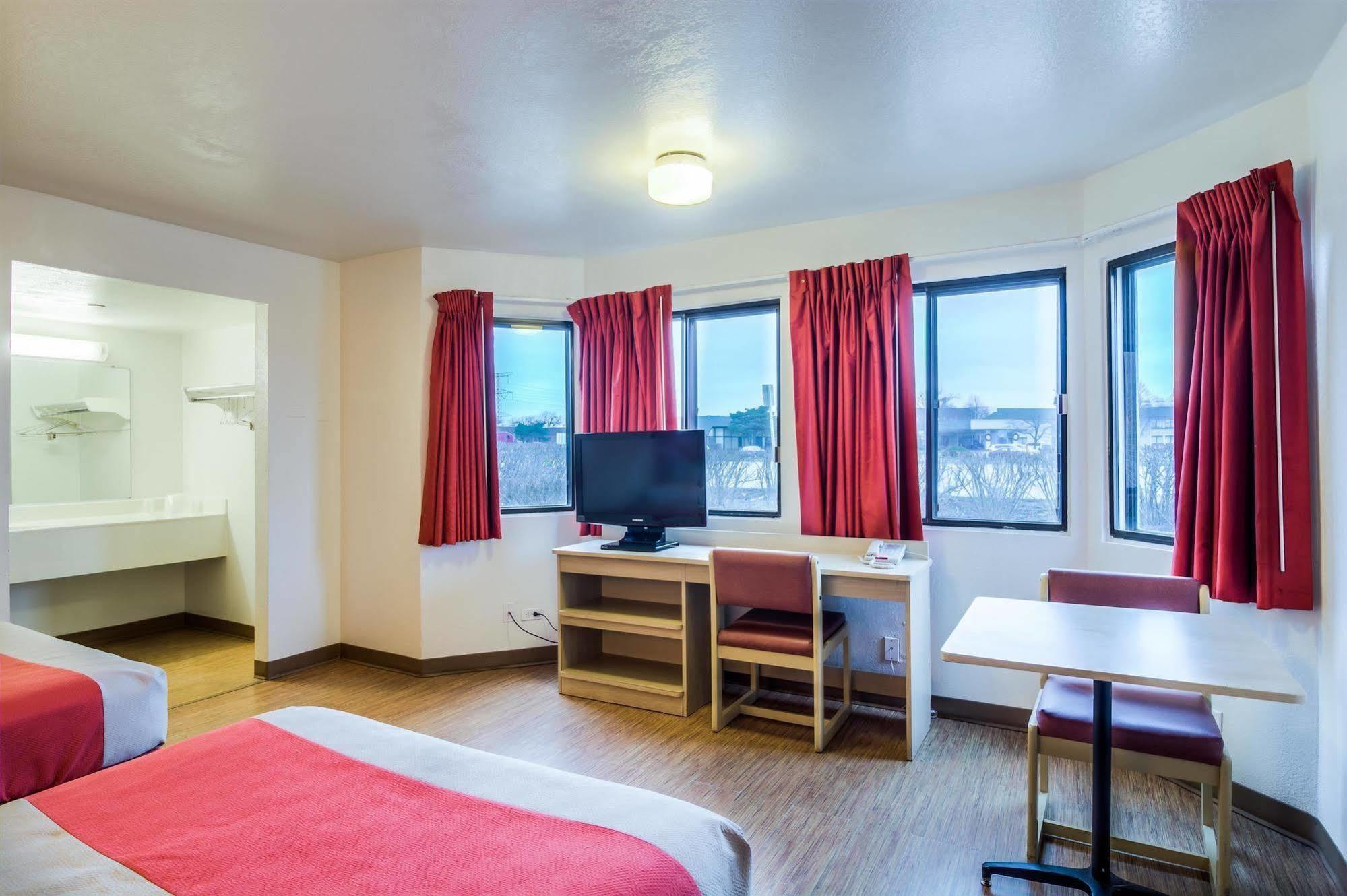 Motel 6 Chicago - Elk Grove Elk Grove Village Bagian luar foto
