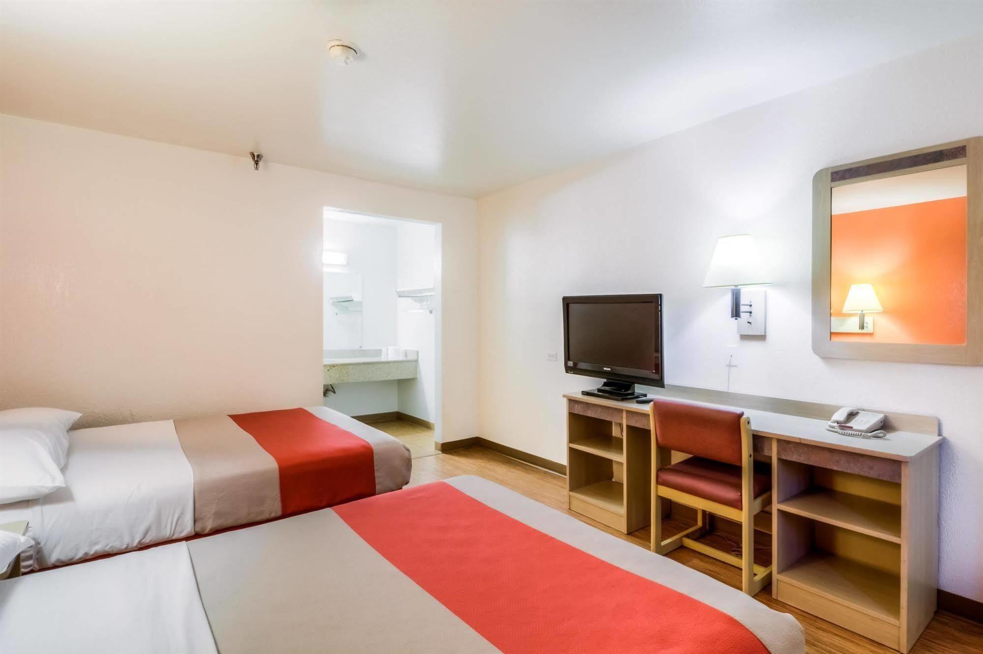 Motel 6 Chicago - Elk Grove Elk Grove Village Bagian luar foto