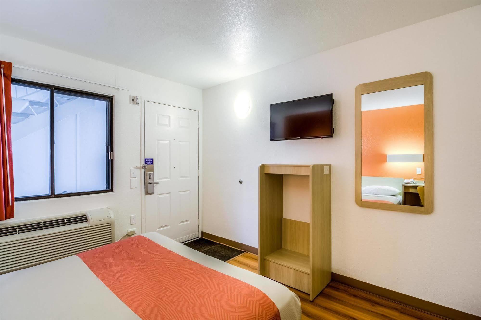 Motel 6 Chicago - Elk Grove Elk Grove Village Bagian luar foto