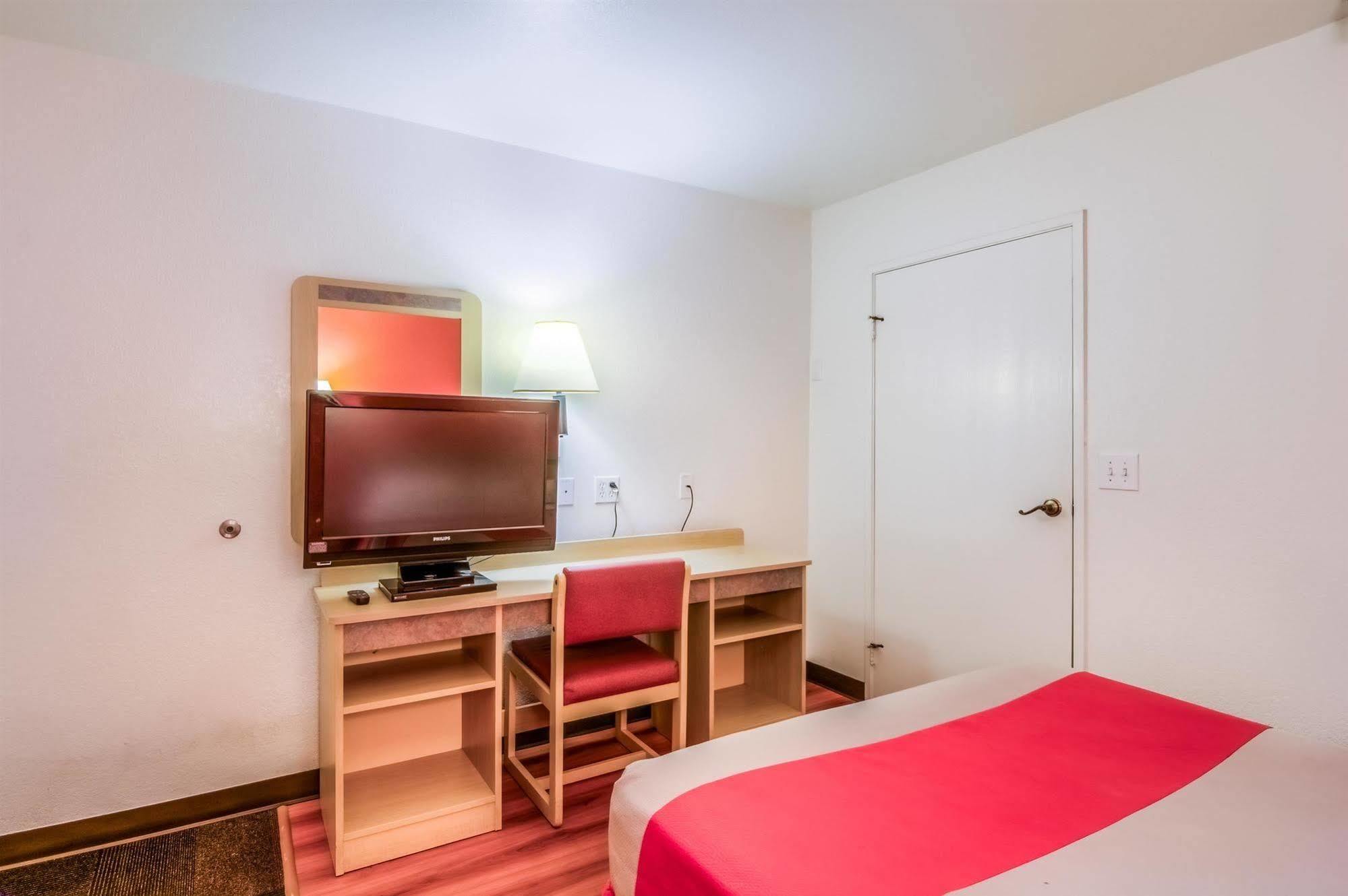 Motel 6 Chicago - Elk Grove Elk Grove Village Bagian luar foto