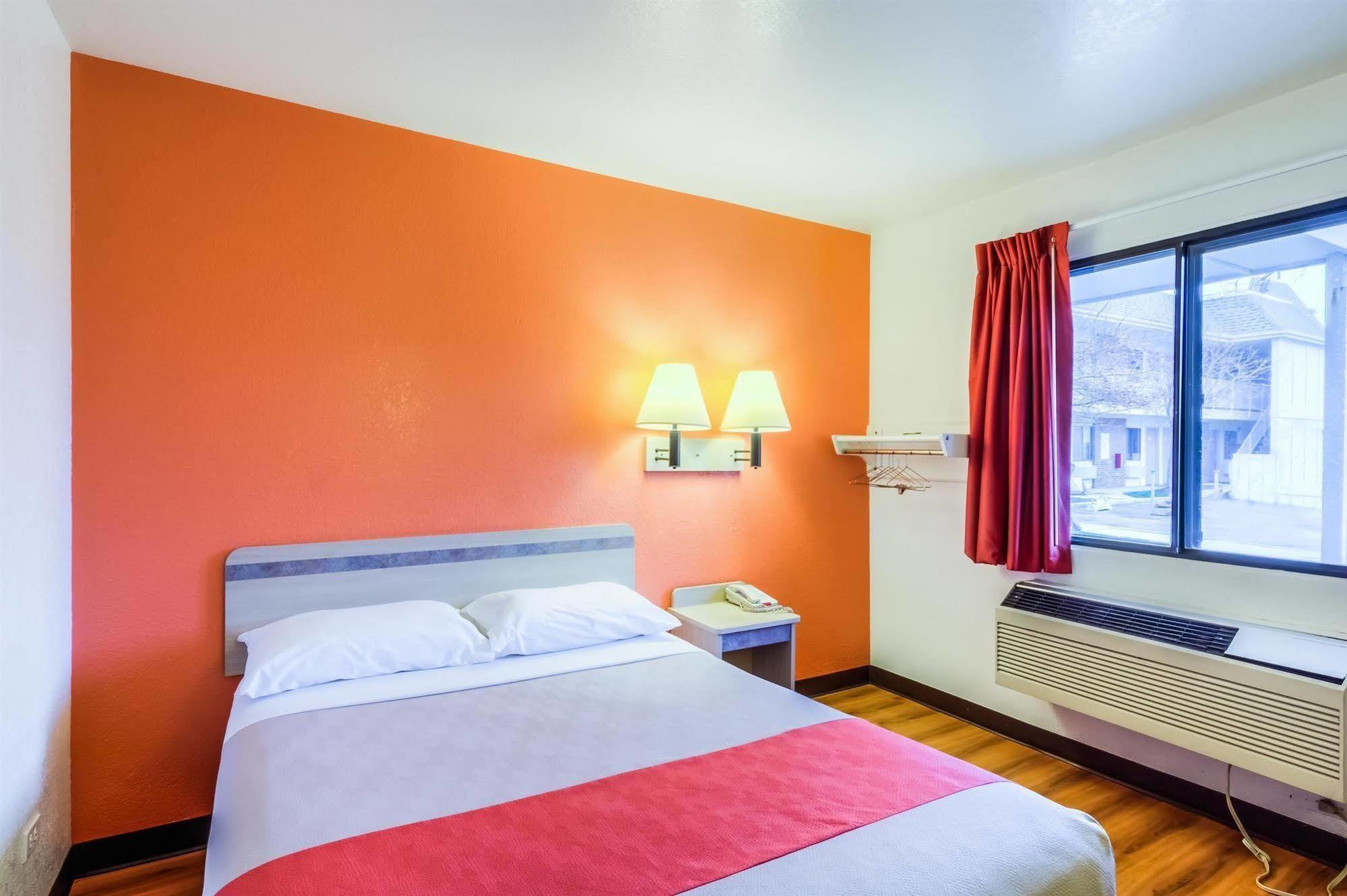 Motel 6 Chicago - Elk Grove Elk Grove Village Bagian luar foto