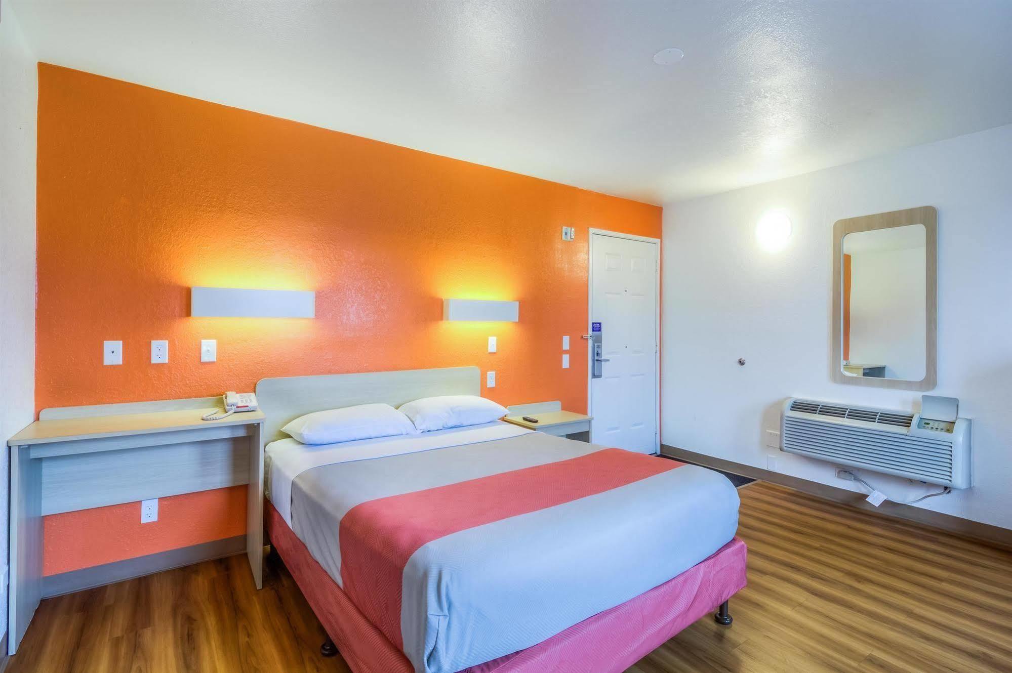 Motel 6 Chicago - Elk Grove Elk Grove Village Bagian luar foto