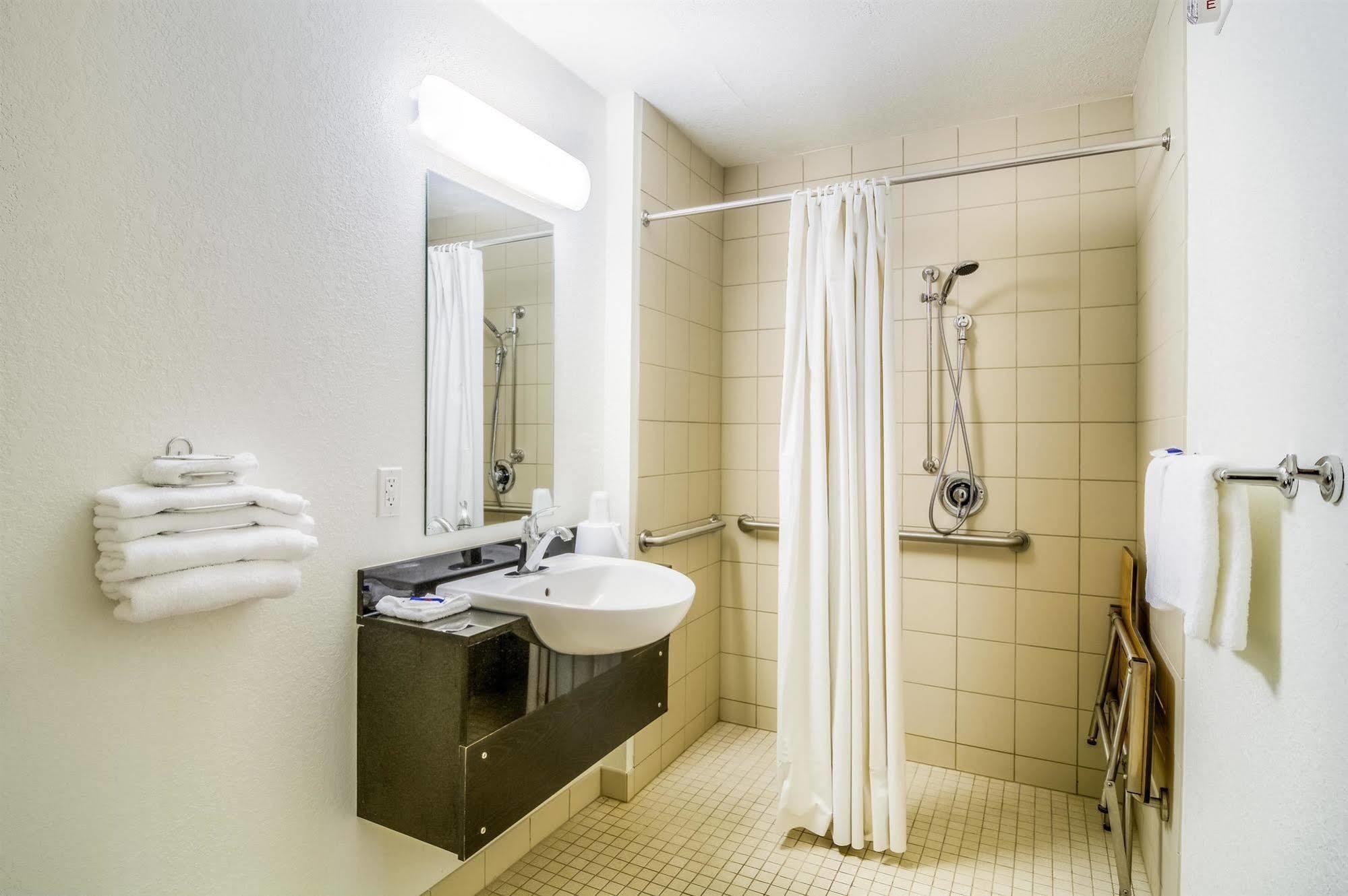 Motel 6 Chicago - Elk Grove Elk Grove Village Bagian luar foto