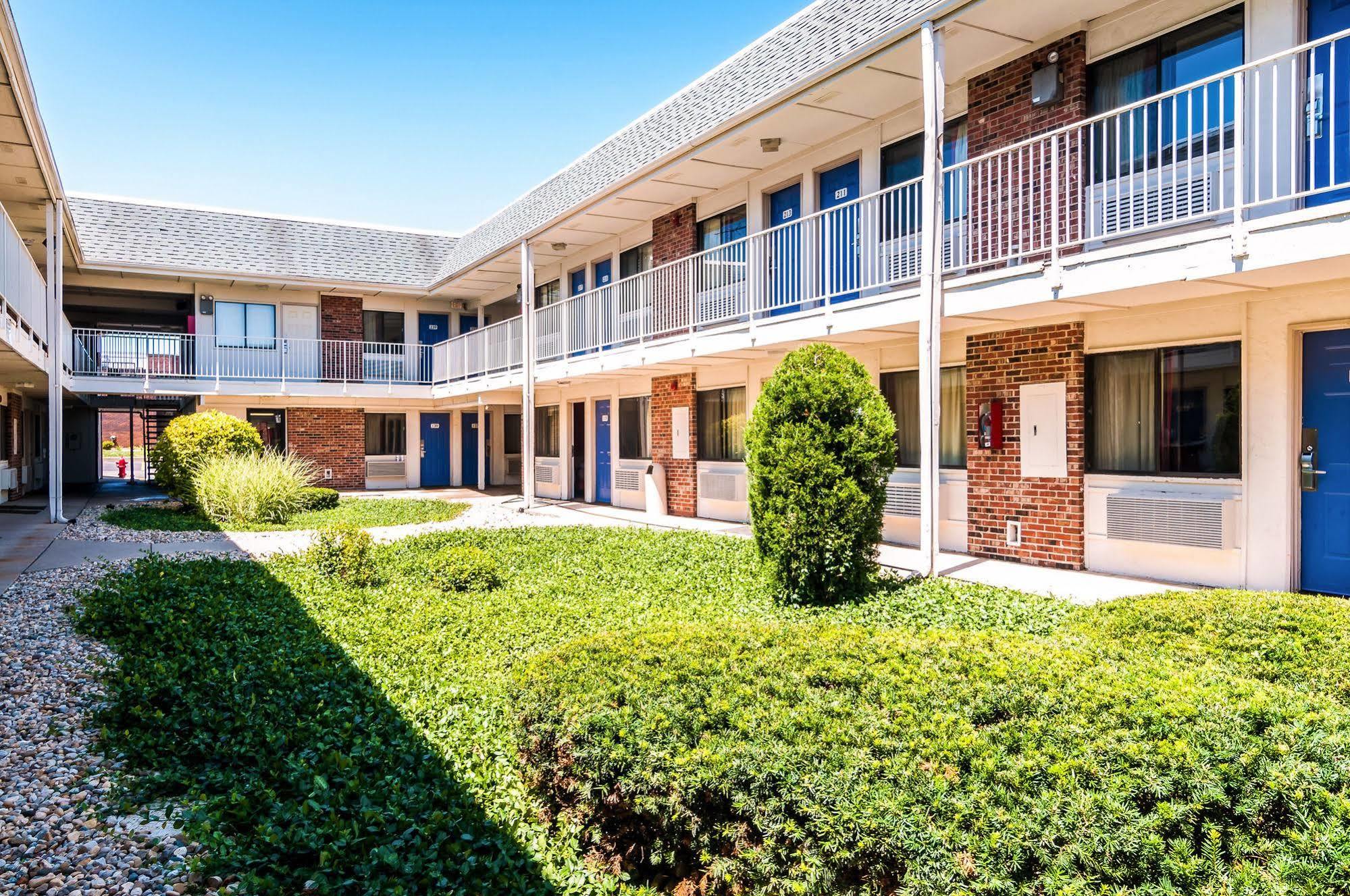 Motel 6 Chicago - Elk Grove Elk Grove Village Bagian luar foto