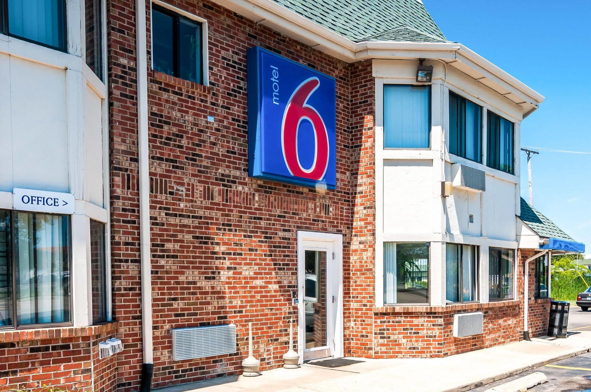 Motel 6 Chicago - Elk Grove Elk Grove Village Bagian luar foto